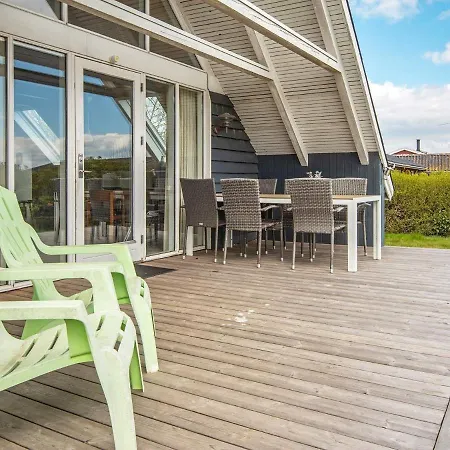 Two-bedroom In 10 Holiday home