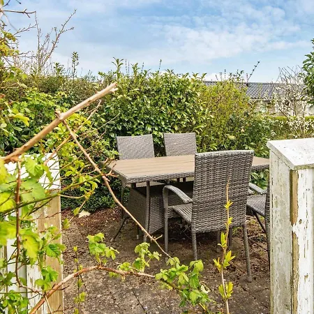 Two-bedroom In 10 Holiday home