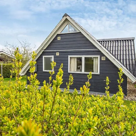Two-bedroom In 10 Holiday home
